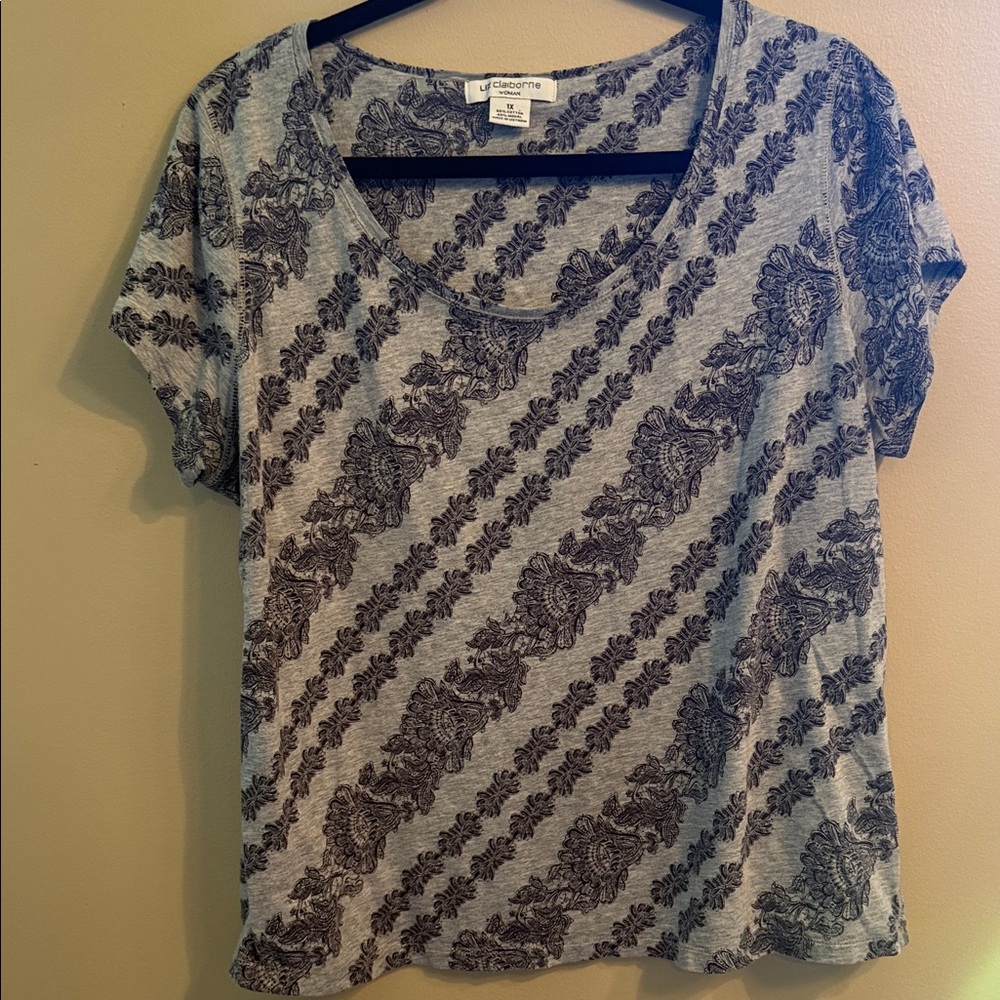 Liz Claiborne Gray Scoop Neck Short Sleeve Top with Black Paisley Print